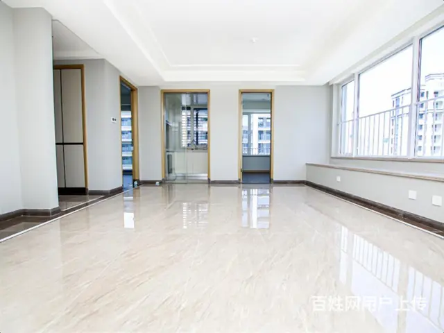 急降价格，低于市场价格，正对泳池景观 ，全明边套，带一车位的 - 图片 1