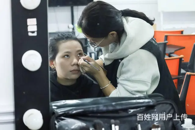 学化妆去哪里好？ - 图片 1