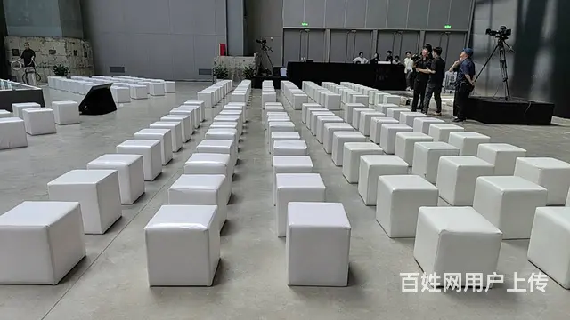 广州出租铁马沙发凳发光凳龙门衣架化妆台洽谈桌椅 - 图片 1