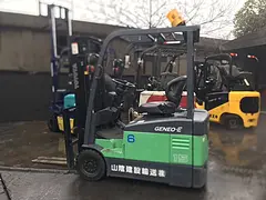 丰田三支点1吨电动叉车，小体积可原地转弯狭窄仓库用