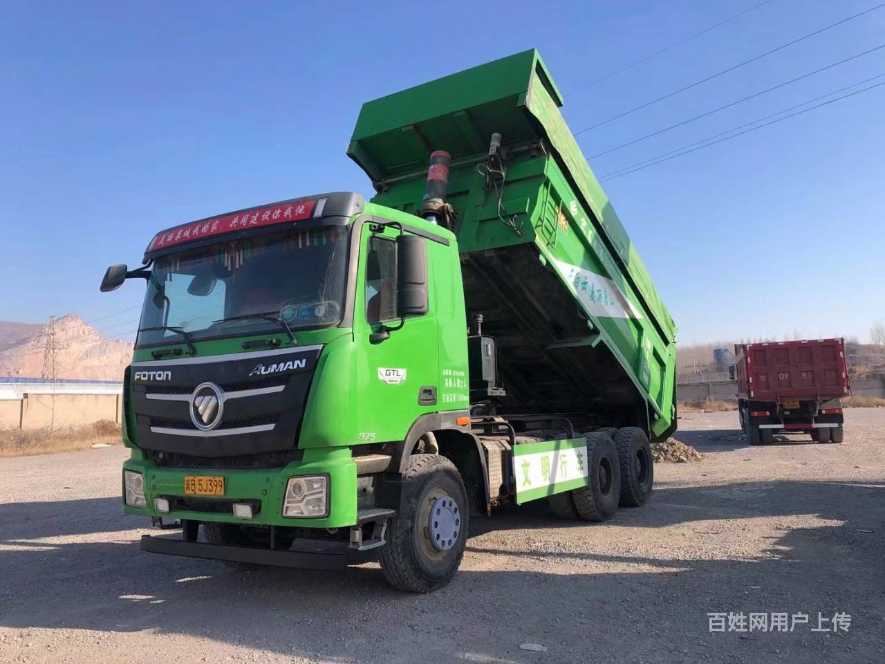 18年国五欧曼gtl环保绿后八轮自卸车,工地上看车