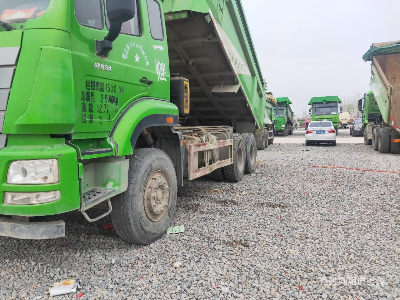 出售二手豪瀚渣土车 5.6米大箱 后八轮340马力