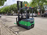 个人转丰田1.5吨电动叉车 仓储专用小体积二手叉车