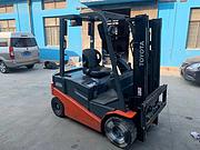 进口丰田2.5吨电动叉车，双驱电机爬坡力强二手叉车