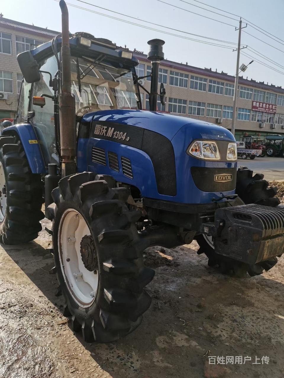 雷沃1304拖拉机,六缸发动机,空调驾驶室