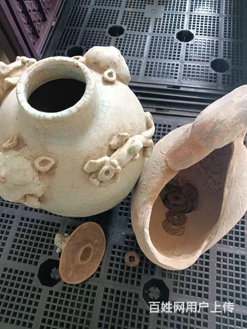两个老瓷器，一个浅蓝色的瓶子，一个鹅样式的东西，鹅 - 图片 3
