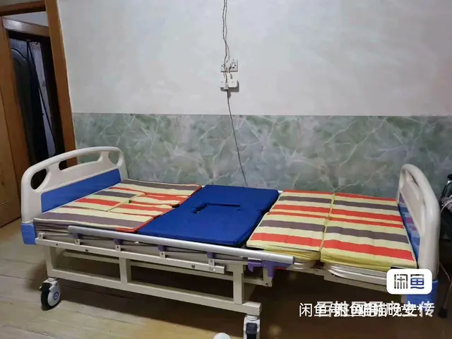 #多功能护理台 医用多功能护理床 九成新 前后挡板 - 图片 1