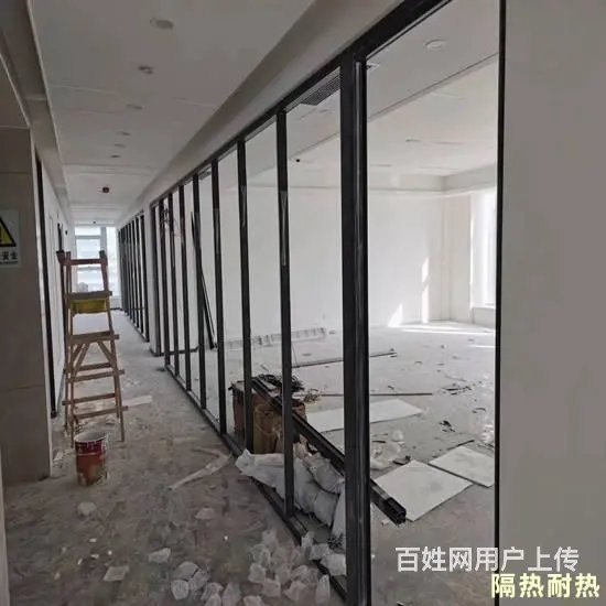 山东菏泽使用单层玻璃隔断提高办公室的氛围和品位 - 图片 1
