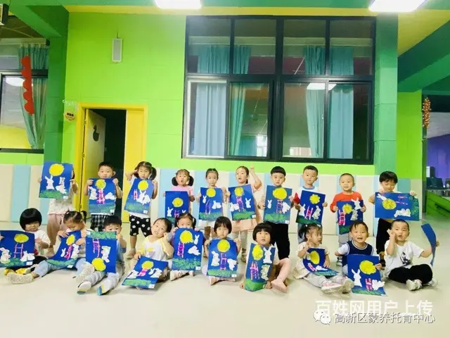 托育中心：孩子们的快乐玩伴 - 图片