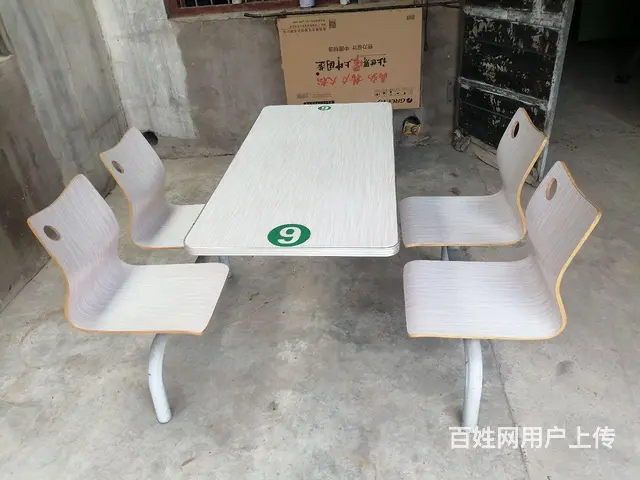 饭店餐桌 - 图片
