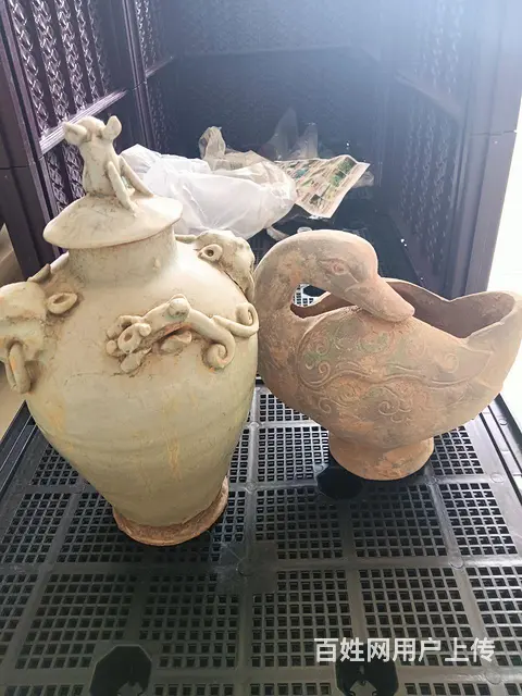 两个老瓷器，一个浅蓝色的瓶子，一个鹅样式的东西，鹅 - 图片 1