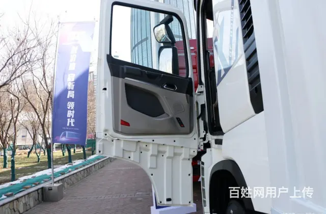 自动挡重汽豪沃9米6前四后四 三轴车厢式货车 国6 - 图片 5