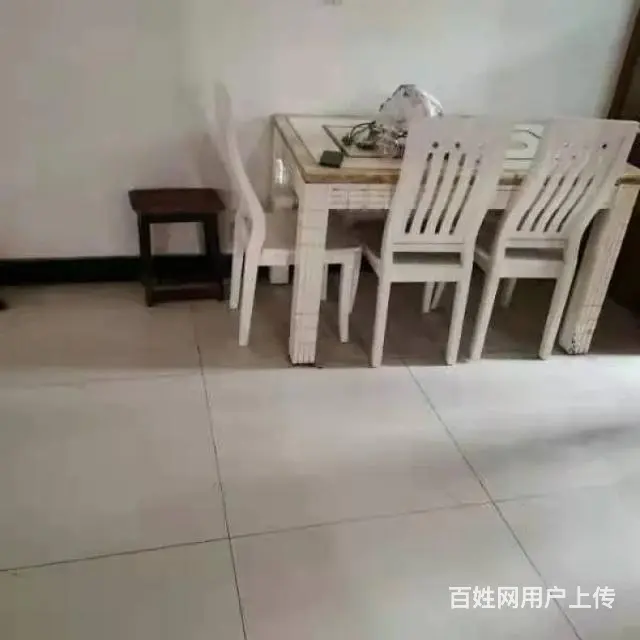 广场旁，4房2厅2卫，楼层4楼 - 图片 1