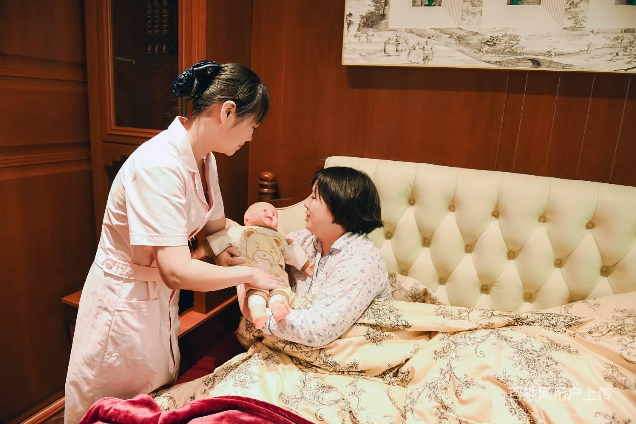 广州花都地区专业月嫂育婴师持证上岗