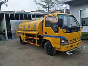 大量洒水车