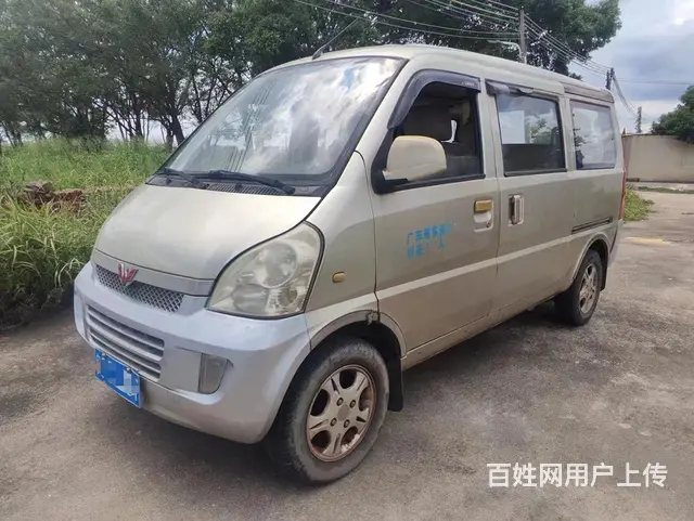 五菱荣光面包车7座 - 图片 3