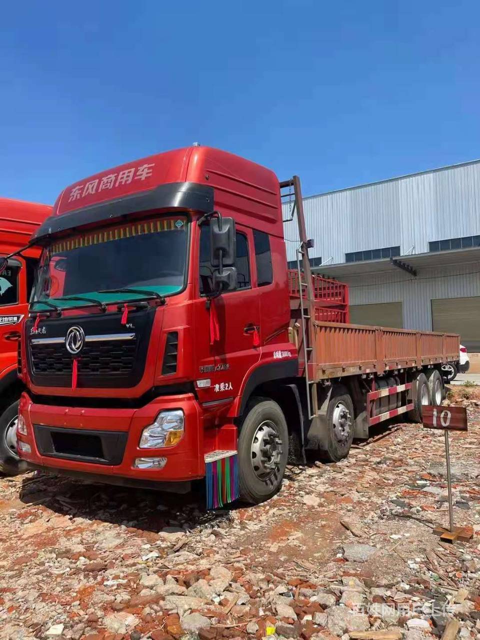 东风天龙 平板车 9米6货箱420马力19年4月户