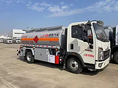 重汽豪沃5吨油罐车  新款上市 心动不如行动