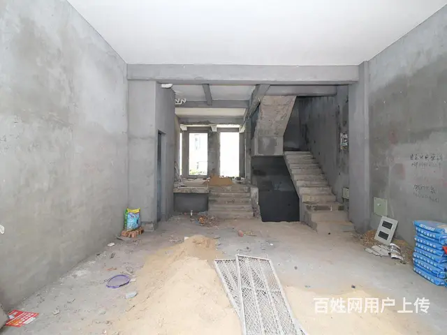 港龙上宾道联排别墅毛坯5房 带地下室花园 满两年单价6500 - 图片 5