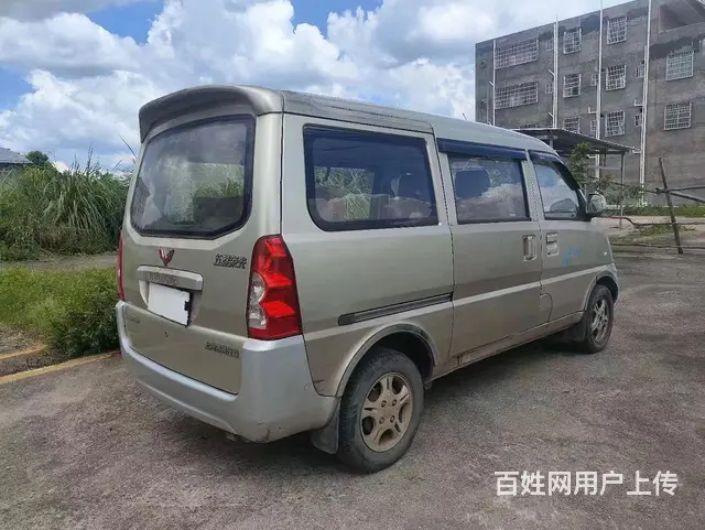 五菱荣光面包车7座 - 图片 4