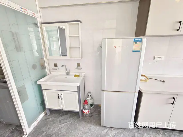 高湾转盘 紫龙商场旁 日租房 随时看房有钥匙 - 图片 4