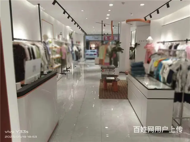 【同城搜铺网免费找店】塞维利亚步行街205平服装店转让 - 图片 3