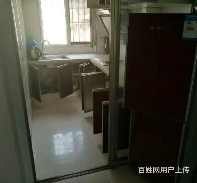 长江花园一楼小院一室一厅57平精装实图，床，洗衣机，冰箱，热 - 图片 4