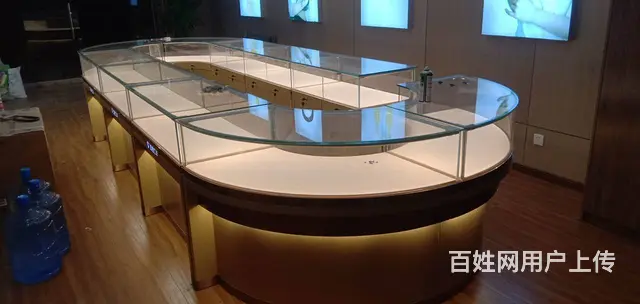 商业烤漆展柜定制、化妆品展架制作、异形展台定制 - 图片 1