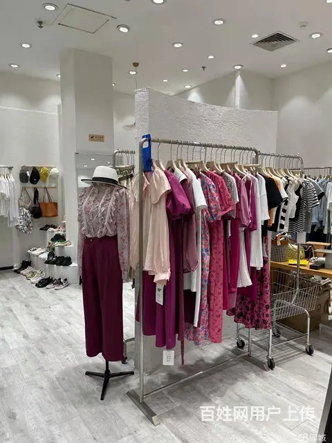 巴州区红军路西城商汇(西城市场旁)75平服装店转让 - 图片 2