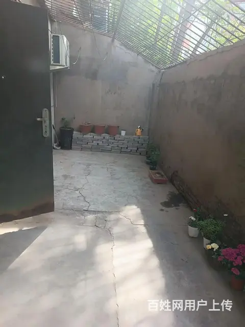 东风花园一楼带院 普通住宅 中等装修 - 图片 1