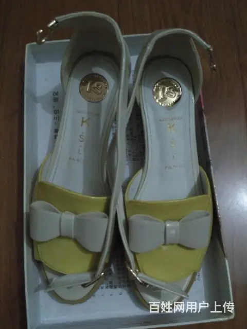 一双女式皮鞋 - 图片 1