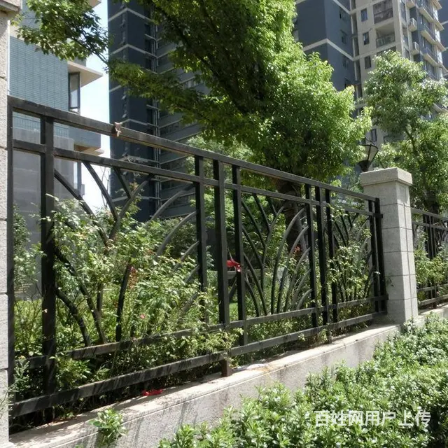 厂区围墙栅栏  围墙铁栏杆价格 - 图片 1
