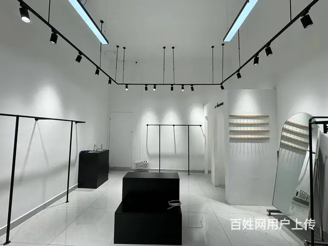 店铺位于兴义安龙县栖凤街道办事处市府大道60号服装店转让 - 图片 4