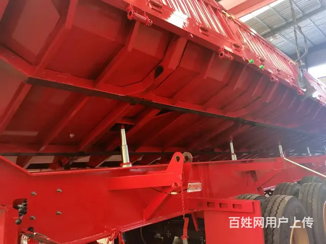 13米标箱侧翻！下卧20公分 - 图片 3