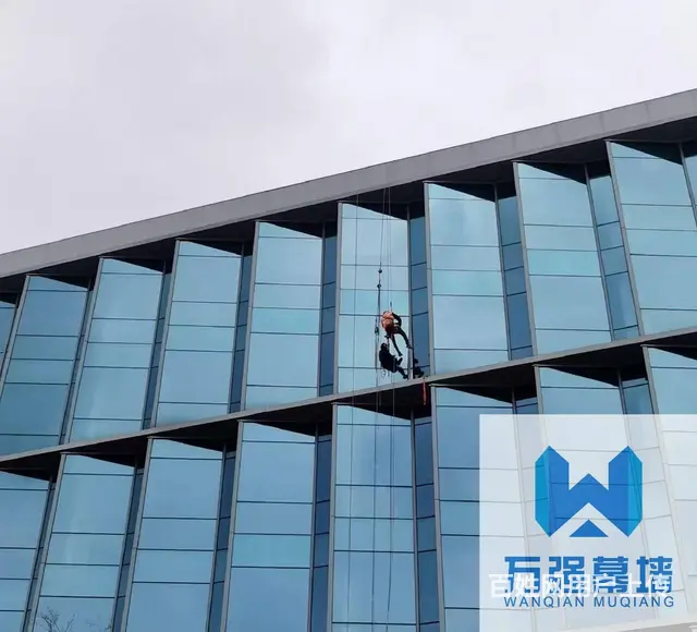 四川万强：成都玻璃幕墙拆除安装更换的专业流程呈现 - 图片 5