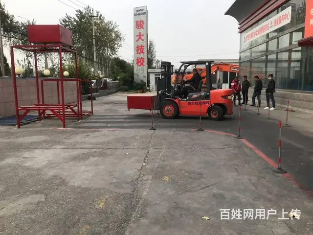邹平叉车培训学校焊工培训学校装载机培训挖掘机培训的图片