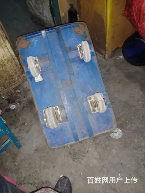 拉货的四轮推车 - 图片 1
