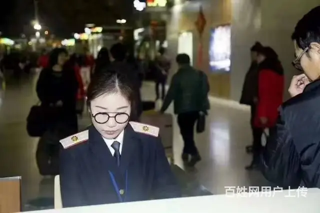 急聘高铁乘务员，上二休一，有五险一金，有带薪年假 - 图片 1