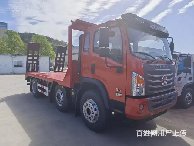 国六三轴大运平板车　拉150 200挖机拖板车价格 - 图片 1