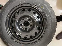 处理新轮胎带轮毂195-65-15