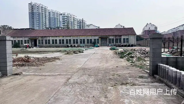 有一个七百多平的厂房两个门可进叉车小货车全是水泥地面可走大车 - 图片