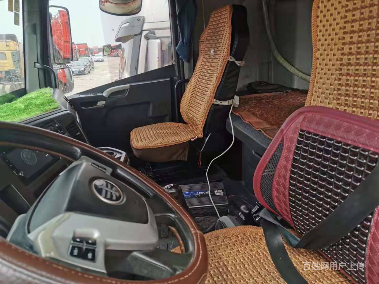 16年年底解放jh6 牵引半挂车 13米高栏挂国五