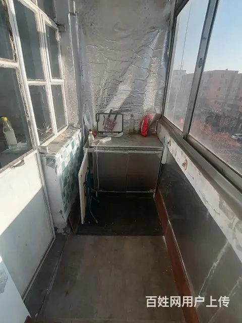连山大街五楼40平一室一厅双人床沙发衣柜热水器冰箱洗衣机月租 - 图片 1