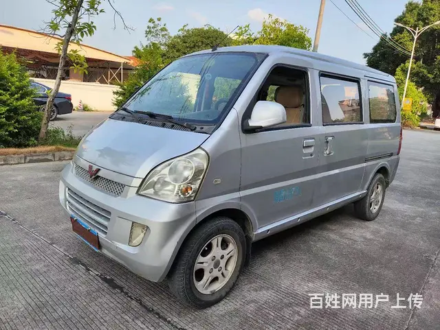 五菱荣光面包车7座 - 图片 3