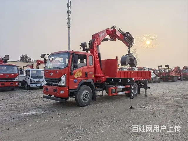 重汽豪曼6-8吨折臂随车吊 厂家地址 - 图片 1