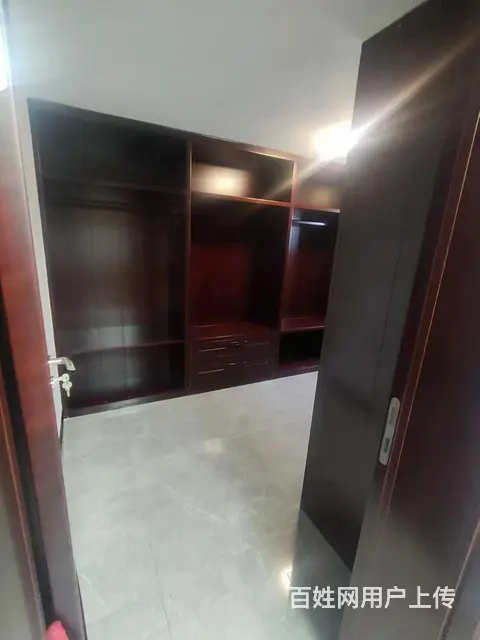 七号公馆，1带半地下，带小院，房本8 - 图片 1