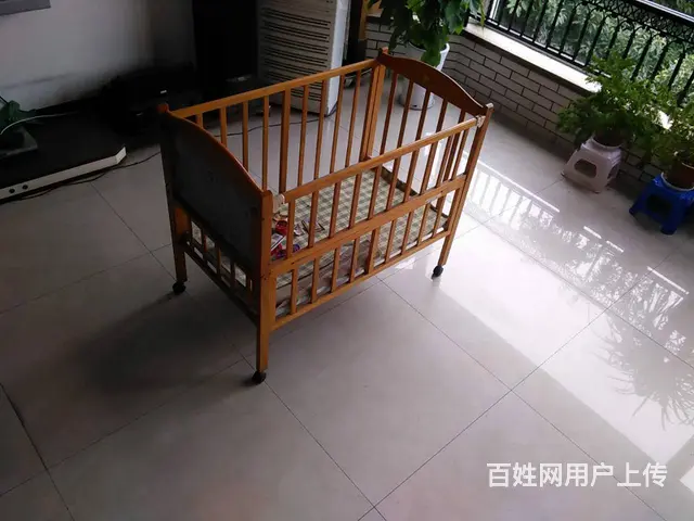 自贡二手婴儿床，居家实木可移动婴儿床 - 图片 1