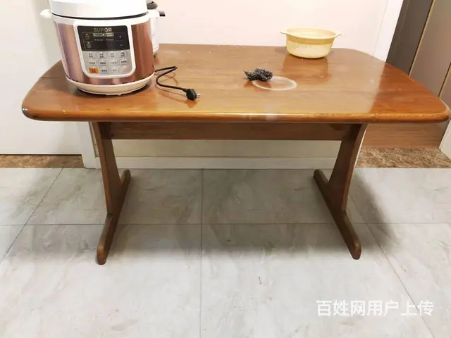 低家诚心出售纯实木餐桌啦！坚实耐用，不会坏，需要的 - 图片 1