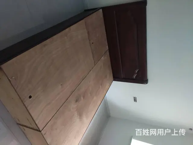 双人床，单人床，茶几，电视柜，电视，塑料桶盆等 - 图片 1