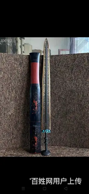 山西老祠堂拆迁淘来青铜剑，剑锋锐利寒光四射，楠木大 - 图片 1